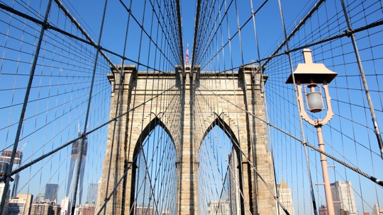 Blick auf einen der Pylonen der Brooklyn-Bridge.