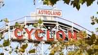 Die berühmte Achterbahn im Vergnügungspark von Coney Island.