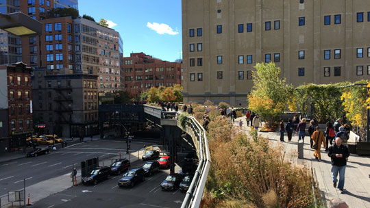 Schlängelt sich zwischen und unter den Häusern durch, der Highline Park.