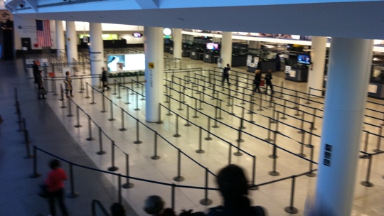 Ankunftshalle am Flughafen JFK. Zum Glück war nichts los.