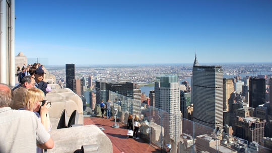 Blick vom Reckefeller-Center-Plateau auf die Stadt.